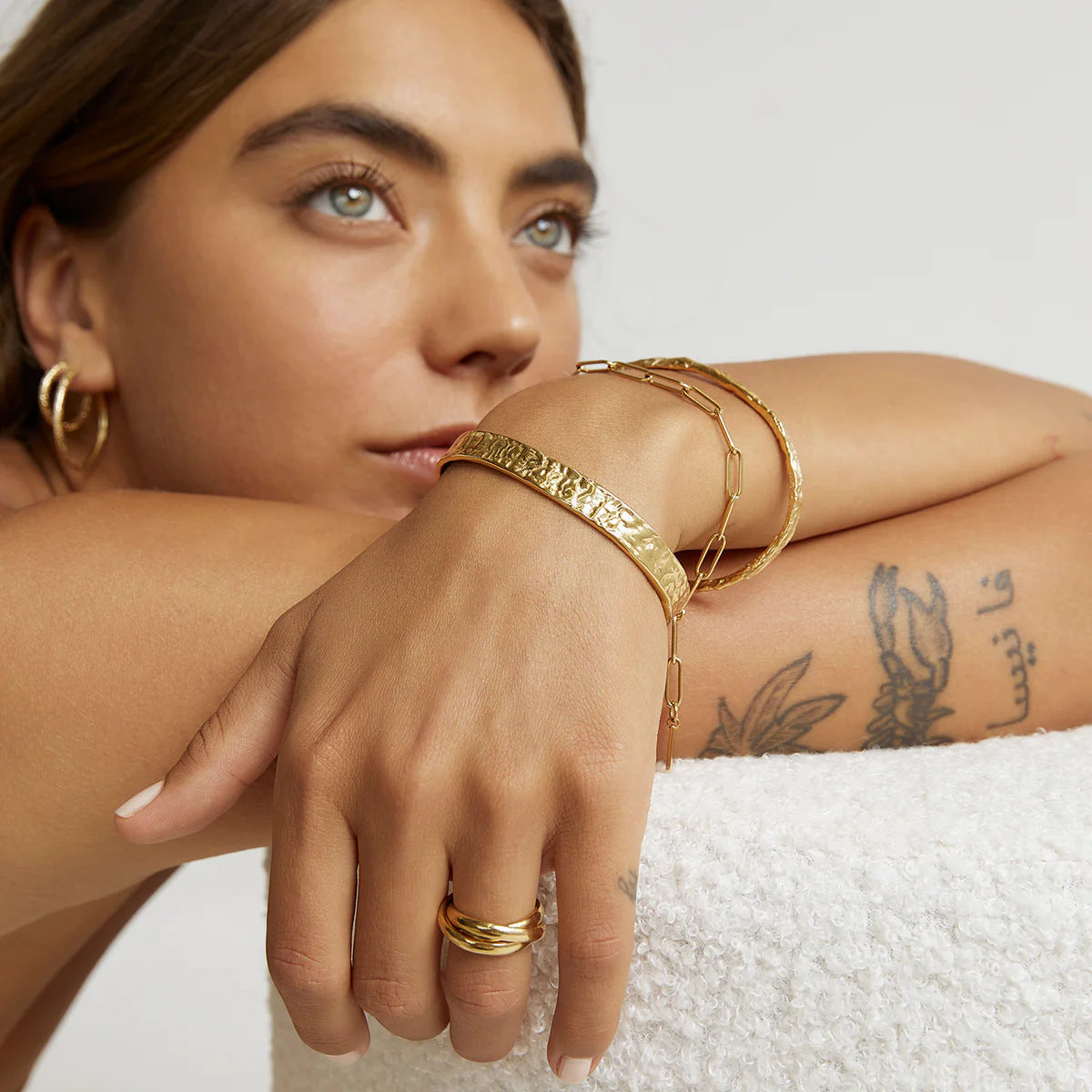 Guldpläterat Armband i Rostfritt Stål – Stilren Linjedesign