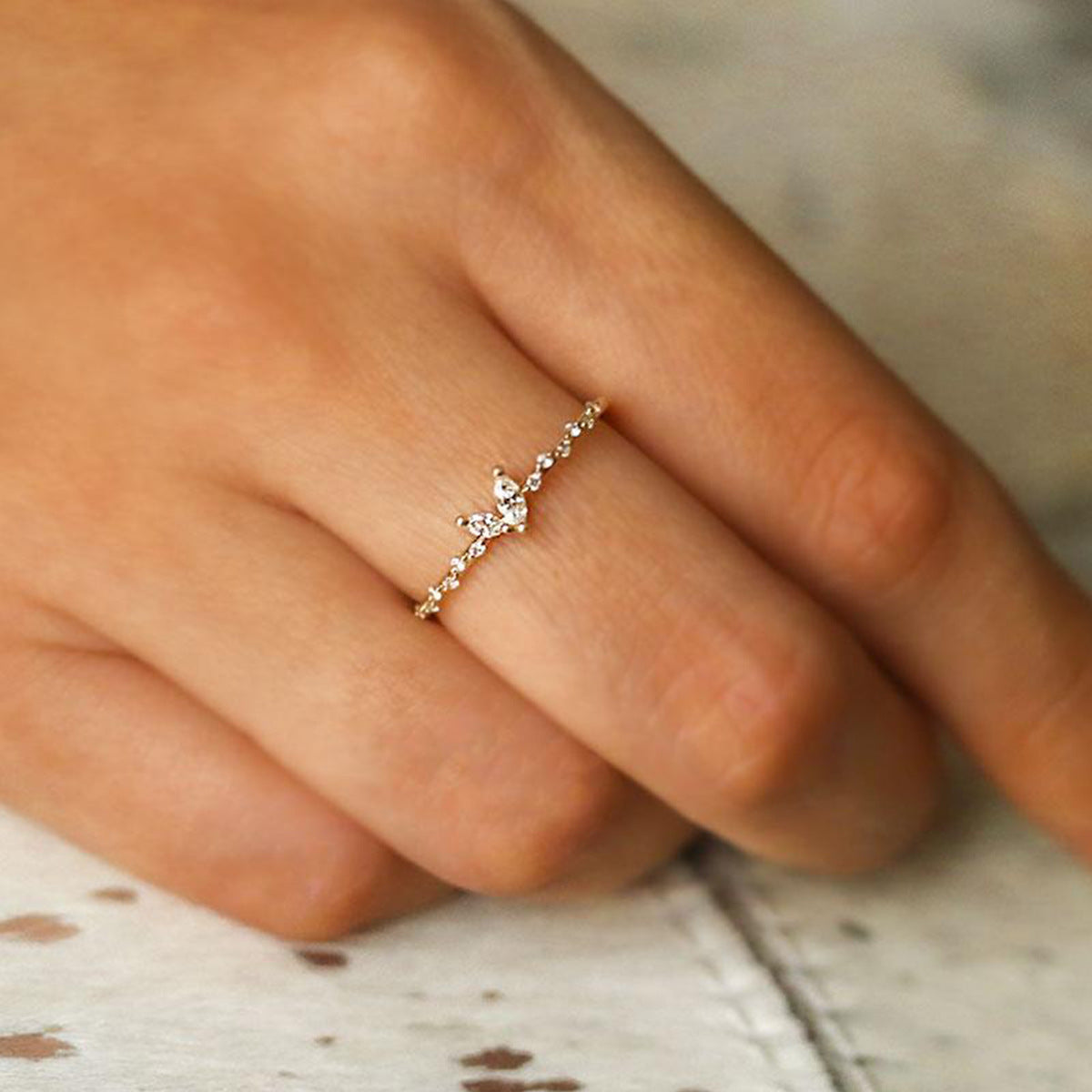 Europeiskt Zircon Ring För en Klassisk Look