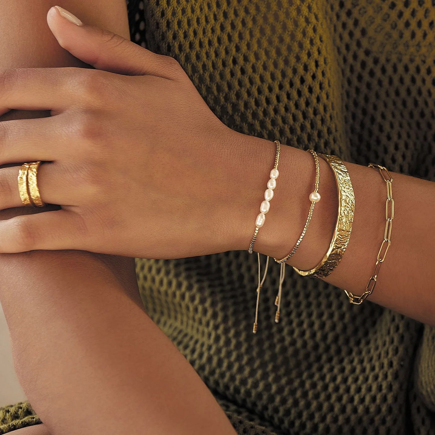 Guldpläterat Armband i Rostfritt Stål – Stilren Linjedesign