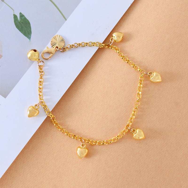Hjärtberlock Armband i Guld – Stilren Design för Kvinnor