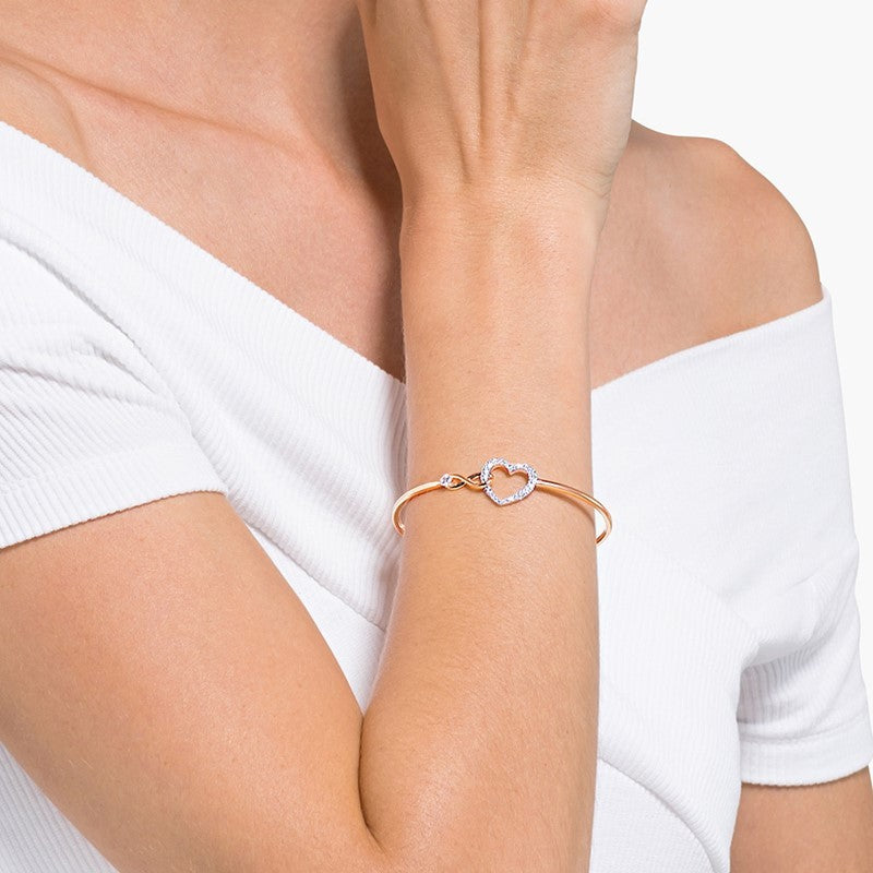 Roséguld Infinity Armband en touch av glamour