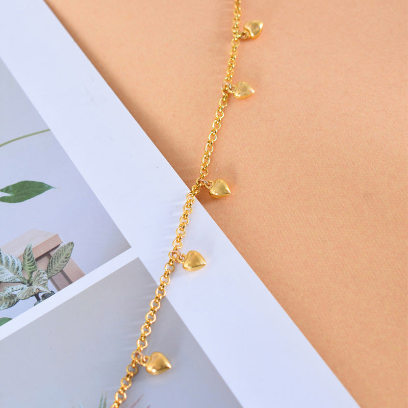 Hjärtberlock Armband i Guld – Stilren Design för Kvinnor