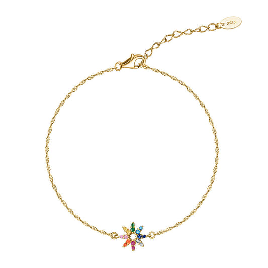 Guldpläterat armband med blomformat hänge prytt med flerfärgade stenar. Elegant och subtil design för alla tillfällen.