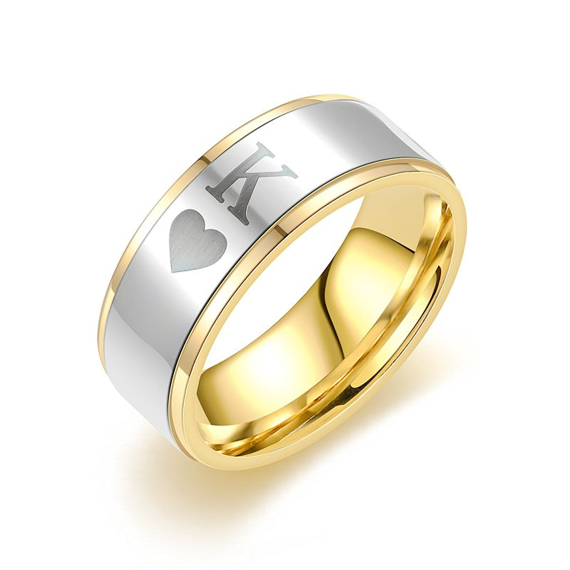 Tvåfärgad ring med hjärta och "K"-symbol. Elegant och meningsfull, perfekt för att uttrycka kärlek och gemenskap.